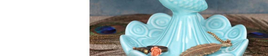 Wholesale jewellery dishes and trinket trays in ceramic and stylish designs, perfect for retailers stocking jewellery storage and keepsake boxes. No minimum order, worldwide shipping.