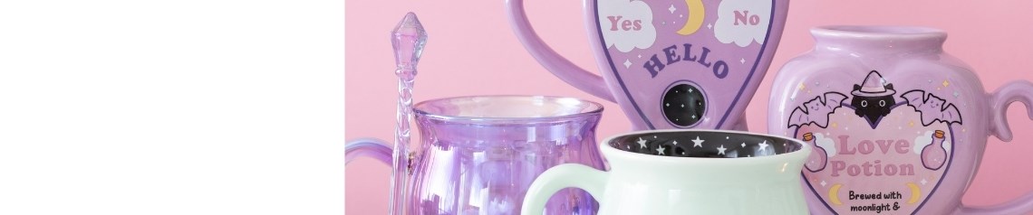 A Candy Cauldron oferece presentes de Halloween por grosso com designs góticos pastel kawaii, caldeirões borbulhantes, morcegos, acessórios de bruxaria, artigos de papelaria e decoração para o lar, ideais para vitrines assustadoras. Sem quantidade mínima de encomenda e envio para todo o mundo.