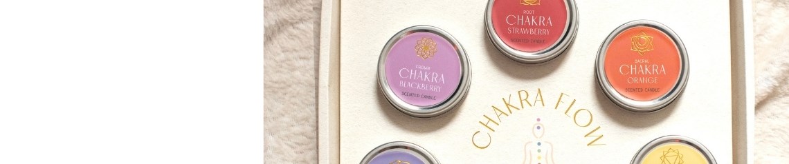 Gama «Chakra Flow» para meditação e bem-estar, disponível para venda por grosso, com incensos, velas, diários, canetas de cristal, joias e acessórios em tons suaves e neutros, com símbolos coloridos dos chakras.