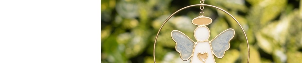 Guilded Wings ofrece regalos de condolencia al por mayor con diseños de ángeles, detalles de plumas, toques dorados discretos, recuerdos conmemorativos y portavelas, ideales para regalar en cualquier época del año. Sin pedido mínimo y con envío a todo el mundo.