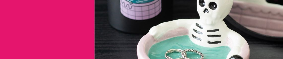 Letnia kolekcja upominków Dead Hot Days w stylu alternatywnym, zawierająca produkty z sarkastycznymi motywami gotyckimi, takimi jak flamingi-szkielety, słoneczniki z czaszkami i upiory przy basenie, dostępne w postaci breloczków, toreb i dekoracji wnętrz – idealna propozycja na prezenty dla miłośników stylu gotyckiego, sklepów z artykułami alternatywnymi oraz odbiorców hurtowych na całym świecie.