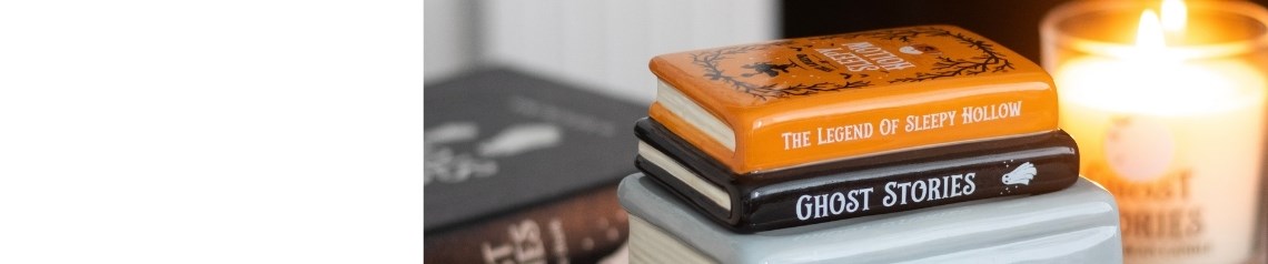 Haunted Libraryn Halloween-lahjavalikoima tukkumyynnissä: kirjallisuuteen viittaavia koristeita, aavemaisia yksityiskohtia sekä goottilaistyylisiä mustia, harmaita ja oransseja kuvioita. Valikoimassa on kirjallisuuteen liittyviä lahjoja ja karmivia kodintuotteita syksyn hämärään sisustukseen, kirjakauppoihin ja vaihtoehtoisiin vähittäiskauppoihin. Ei minimitilausmäärää, toimitus maailmanlaajuisesti.