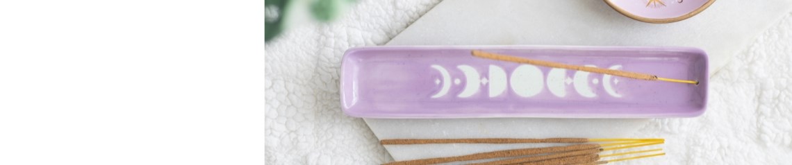 Pastel Skies propose à la vente en gros des cadeaux sur le thème du ciel, avec des motifs aux tons doux de violet et de bleu, représentant les phases lunaires, ainsi que des coffrets parfumés, des mugs, des carnets et des accessoires spirituels pour vos espaces dédiés au bien-être. Aucun minimum de commande et livraison dans le monde entier.