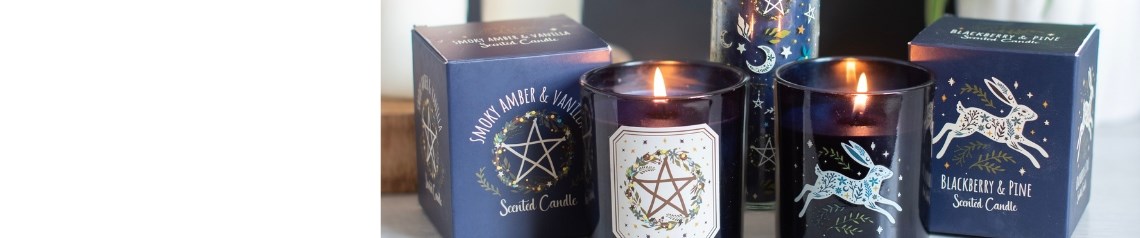 Solstice Spell ofrece al por mayor artículos místicos inspirados en el folclore del bosque, símbolos del solsticio de invierno, fragancias para el hogar y diseños de brujas del bosque para escaparates de temporada. Sin pedido mínimo y con envíos a todo el mundo.