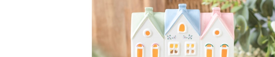 Home Sweet Home wholesale gift and homeware range featuring pastel house-shaped oil burners, floral mugs, jugs, candles, diffusers, and gift bags. Includes sentimental designs with phrases like “Happy Place” and “Wonderful Mum,” perfect for Mother’s Day, home decor shops, and gift retailers seeking charming, cosy-themed products.