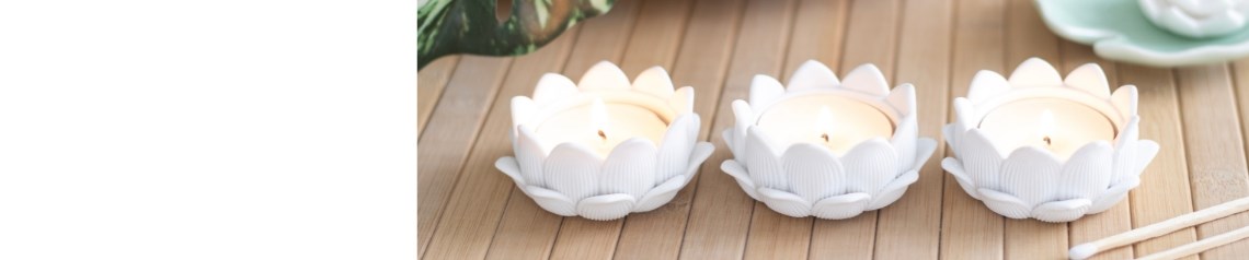 Kolekcja upominków „Spiritual Lotus” promujących dobre samopoczucie, obejmująca świeczniki do kadzidełek, dzienniki do medytacji, kominki do olejków eterycznych oraz miękkie dodatki do wystroju wnętrz, stworzona z myślą o tworzeniu spokojnych i relaksujących przestrzeni. Idealna do studiów jogi, sal medytacyjnych, spa oraz sklepów z produktami holistycznymi. Hurtowa sprzedaż upominków o tematyce duchowej dla sklepów z upominkami i sklepów internetowych. Brak minimalnej wielkości zamówienia, wysyłka na cały świat oraz konkurencyjne ceny dostawy.