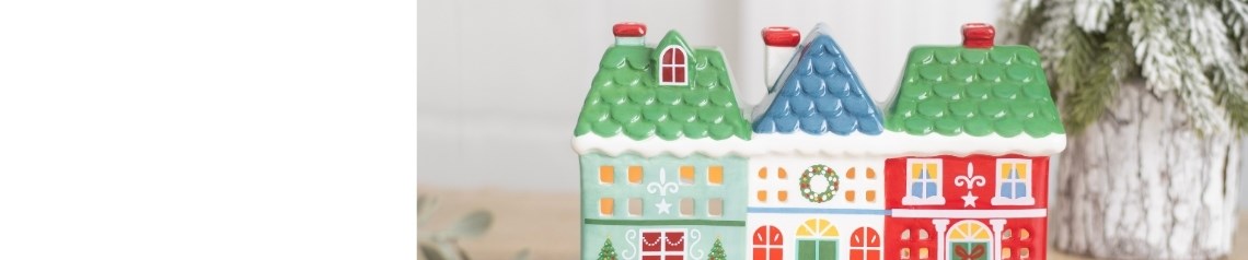 A Christmas Street oferece presentes de Natal por grosso com motivos festivos de aldeias, casas coloridas, telhados luminosos, artigos para o lar alegres e decoração sazonal para vitrines animadas. Sem quantidade mínima de encomenda e envio para todo o mundo.