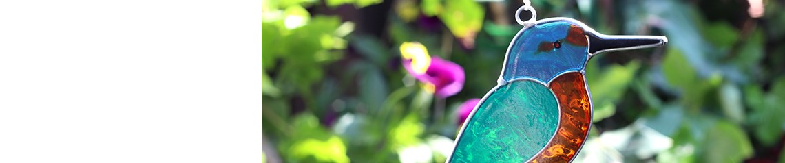 Wholesale bird-themed decorations and giftware. Popular designs for home and garden retail collections.