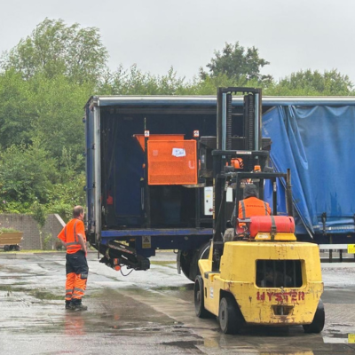 Entrega de um triturador de cartão