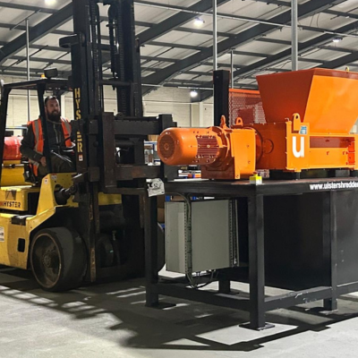 Trituradora de cartão a ser colocada por uma empilhadeira