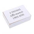 Plaque avec devise « Precious Little Miracle » dans un sac en toile de jute
