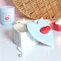 Boîte à bijoux rayée en forme de cœur avec des lèvres