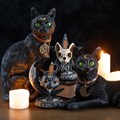 Estatueta de um gato preto sentado
