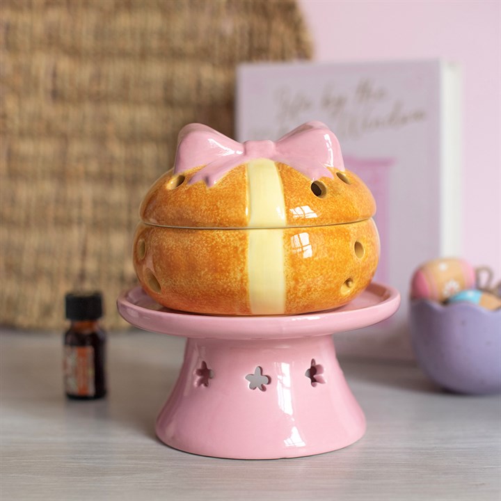 Oljelampa och vaxvärmare i form av ett hot cross bun