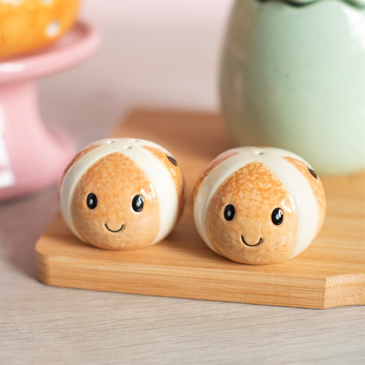 Söta salt- och pepparkar i form av hot cross buns