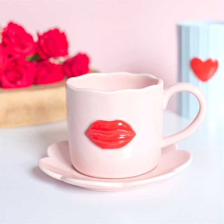 Taza y platillo con borde festoneado «It Was Only a Kiss»