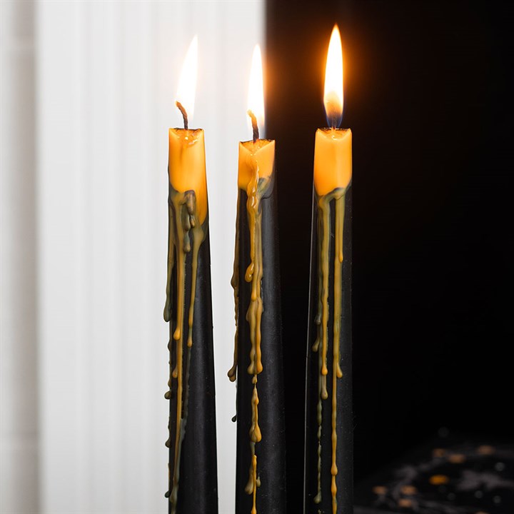 4 kpl:n sarja kurpitsan sisälmyksiä esittäviä, nestettä tihkuvia kartiokynttilöitä