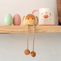 Söt prydnad i form av en hot cross bun som sitter på en hylla