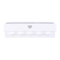 Étagère blanche avec découpe en forme de cœur et crochets