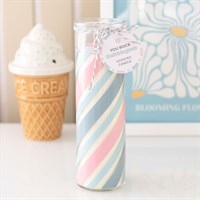 Kerze in Form einer Bubblegum-Rolle mit Zuckerstangenmuster