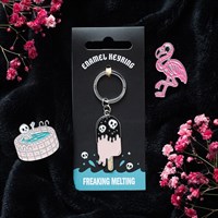 Błyskawicznie topniejący brelok w kształcie lodów