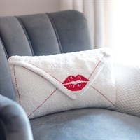 Cuscino "Kiss Kiss" con busta in bouclé