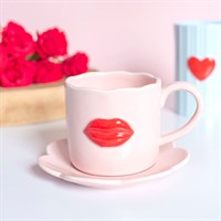Taza y platillo con borde festoneado «It Was Only a Kiss»