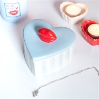 Cajita para baratijas con forma de corazón a rayas y con labios