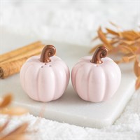 Vaaleanpunaiset, kiharat kurpitsanmuotoiset suola- ja pippurisirot