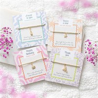 24 kappaleen juhlarannekesarja esittelytelineessä