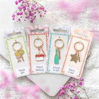 Esillä oleva 24 kappaleen juhla-avaimenperäsarja