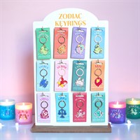 Zestaw 36 breloczków „Zodiac Zest” na wystawie