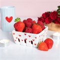 Cesta de cerámica para bayas con diseño de corazones a rayas