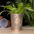 ”Moon Gazing Hare” – blomkruka i brons och terrakotta av Lisa Parker