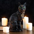 Estatueta de um gato preto sentado