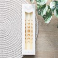 Conjunto de 3 velas cónicas de jantar em tons de branco com motivos das fases da lua