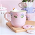Teetasse mit Blumenmuster und Calico-Katze